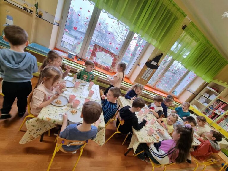 Warsztaty kulinarne dla dzieci w&nbsp;przedszkolu w&nbsp;Malborku. Rozmowy o&nbsp;pierogach, degustacja i&nbsp;słodkie pierogi zamiast pączków w&nbsp;Tłusty Czwartek.